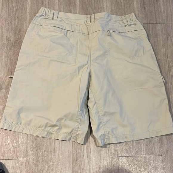 Columbia Mens Omni shield khaki shorts - Picture 3 of 3